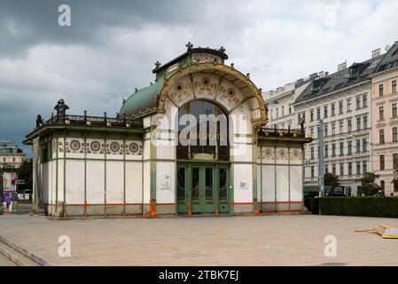 Wien, Österreich. 29. September 2023. Stadtbahnstation Karlsplatz - berühmter Wiener Bahnhof, entworfen von Otto Wagner, einem der Autoren von Vienn Stockfoto