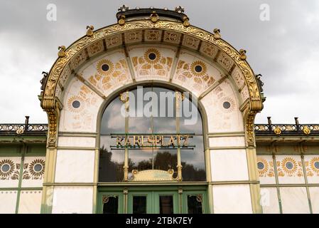 Wien, Österreich. 29. September 2023. Stadtbahnstation Karlsplatz - berühmter Wiener Bahnhof, entworfen von Otto Wagner, einem der Autoren von Vienn Stockfoto