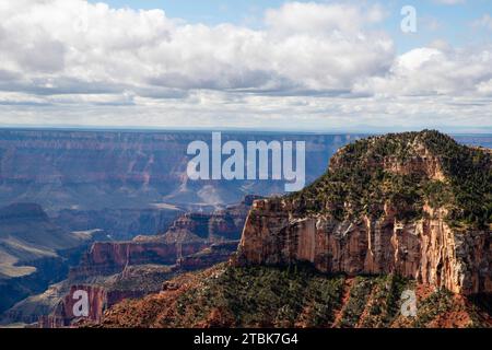 Foto des spektakulären Grand Canyon, aufgenommen vom Bright Angel Lodge Overlook, North Rim. Grand Canyon National Park, Arizona, USA. Stockfoto