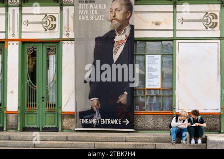 Wien, Österreich. 29. September 2023 Touristen sitzen vor dem Jugendstil-Bahnhof Karlsplatz, entworfen von Otto Wagner Stockfoto