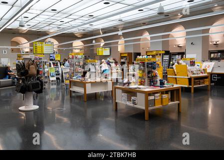 Wien, Österreich. 29. September 2023. Innenraum des modernen Postamtes im Zentrum von wien, Österreich Stockfoto