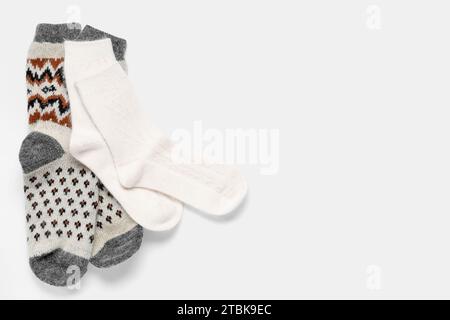 Gestrickte Weihnachtssocken auf rosa Hintergrund Stockfoto