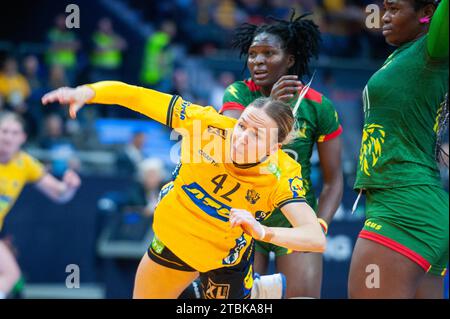 Göteborg, Schweden. Dezember 2023. Jenny Carlsson aus Schweden während des Spiels der IHF Frauen-Handball-Weltmeisterschaft 2023 zwischen Schweden und Kamerun am 7. Dezember 2023. Quelle: PS Photo / Alamy Live News Stockfoto