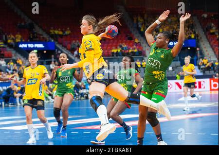 Göteborg, Schweden. Dezember 2023. Elin Hansson aus Schweden während des Spiels der IHF Frauen Handball-Weltmeisterschaft 2023 zwischen Schweden und Kamerun am 7. Dezember 2023. Quelle: PS Photo / Alamy Live News Stockfoto