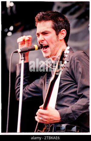 JON SPENCER, BLUES EXPLOSION, READING FESTIVAL, 1997: Ein junger Jon Spencer von der Jon Spencer Blues Explosion spielt am 22. August 1997 auf der Hauptbühne des Reading Festivals, Reading, England. Die Band tourte mit ihrem 5. Studioalbum Now I Got Worry. Foto: Rob Watkins Stockfoto