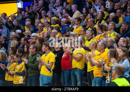 Göteborg, Schweden. Dezember 2023. Schwedische Fans beim Spiel der IHF Frauen-Handball-Weltmeisterschaft 2023 zwischen Schweden und Kamerun am 7. Dezember 2023. Quelle: PS Photo / Alamy Live News Stockfoto