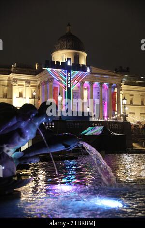 Eine riesige Menorah beleuchtete für Chanukah, das jüdische Lichterfest, vor der National Gallery in London, Großbritannien, das erste Licht wurde am 7. Dezember angezündet. Stockfoto