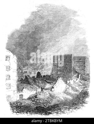 The Great Fire in Southwark: Die Ruinen von Cotton's Wharf aus der Tooley-Street, 1861. Letzten Samstagabend brachen die Flammen und der Rauch mit großer Wucht aus, und um zehn Uhr kam es zu einer Explosion, die beträchtlichen Alarm auslöste. Nachdem der Wind sich verschoben hatte, wurde der Rauch direkt über die Häuser in der Tooley-Straße geblasen und verursachte große Ärger für die Bewohner. Am Sonntagmorgen um elf Uhr drängte sich ein riesiger Flammenkörper aus den Gewölben hoch über die umliegenden Mauern und löste wegen des starken Windes und der Richtung, in die er sich befand, viel Alarm aus Stockfoto