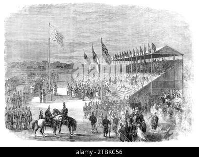 Verleihung der Preise durch den Duke of Cambridge vor dem großen Tribüne, 1861. Nationales Gewehrspiel auf Wimbledon Common, London. Kurz nachdem drei der königliche Fähnrich aufgezogen wurde, spielte die Band der Hon. Artillery Company einige Sorten von God Save the Queen, und der Duke of Cambridge trat auf die Dais. Die erfolgreichen Wettbewerber, die ihre Preise erwarteten, waren in einer langen Schlange. Die Vielfalt von Figur und Kleidung gab der Idee, die unsere nationalen Schützen von weit und breit versammelt haben, eine gewisse Kraft. Hier war ein aktiver Lancashire-Junge in der brauchbaren grauen unifor Stockfoto