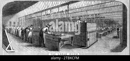 Royal Small Arms Factory, Enfield: The Large Room, 1861. Die RSAF war eine britische Waffenfabrik, die ab 1816 britische Militärgewehre, Musketen und Schwerter herstellte. Die Fabrik entwarf und produzierte viele berühmte Waffen der britischen Armee, darunter die Lee-Enfield-Gewehre, die während der beiden Weltkriege zur Standardausrüstung gehörten. Die RSAF wurde 1988 geschlossen. Aus Illustrated London News, 1861. Stockfoto