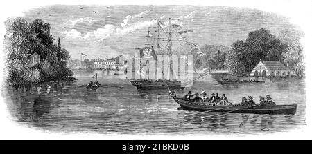 Der See bei Clumber, 1861. Gelände eines Herrenhauses in Nottinghamshire, das vom Prinzen von Wales (dem späteren König Eduard VII.) besucht wurde. Blick auf '...eine feine Fregatte und eine Vielzahl kleinerer Schiffe...' Mit Clumber House in der Ferne. Das Boot im Vordergrund trägt die Flagge des Prinzen von Wales. „Das Flussbett [Idle] has...been hat sich zu einem See mit einer Fläche von mehr als 100 Hektar ausgebreitet, und das so gewonnene Material wurde sorgfältig verwendet, um die Höhe der Parkfläche zu variieren, die... ein so schönes Stück sanft hügeliger Landschaft ist, wie man es sich vorstellen kann...“. Aus „Illustrated Lond Stockfoto