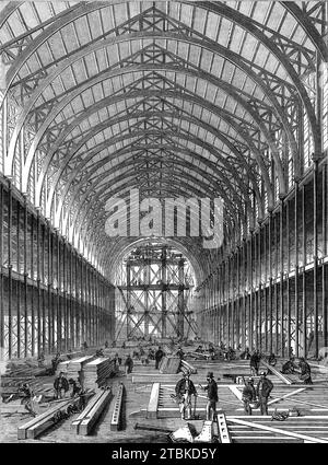 Fortschritt des Internationalen Ausstellungsgebäudes: Teil des Langhauses, 1861. "Das Schiff, wie es jetzt aussieht, eingedeckt und mit den Fenstern des Kirchengebäudes fixiert, wobei am Ende die Fahrtbühne zu sehen ist, die in seinem Bau verwendet wurde". Die International Exhibition of 1862, oder Great London Exposition, war eine Weltausstellung, die vom 1. Mai bis 1. November 1862 neben den Gärten der Royal Horticultural Society in South Kensington, London, stattfand. Aus Illustrated London News, 1861. Stockfoto