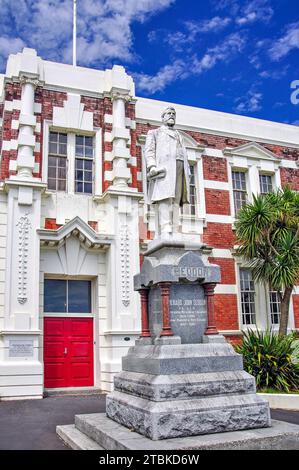 Der ehemalige Premierminister Richard John seddon House und Statue, Weld Street, Hokitika, Westland District, West Coast, South Island, Neuseeland Stockfoto