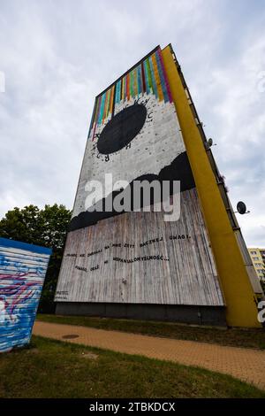 Danzig, Polen - 23. Juli 2023: Bunte Wandmalereien im Stadtteil Zaspa an den Seitenwänden hoher und großer Wohnblöcke Stockfoto