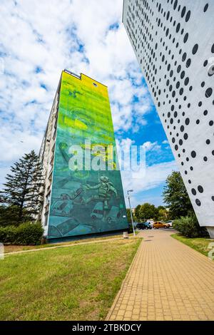 Danzig, Polen - 23. Juli 2023: Bunte Wandmalereien im Stadtteil Zaspa an den Seitenwänden hoher und großer Wohnblöcke Stockfoto