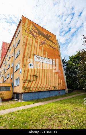 Danzig, Polen - 23. Juli 2023: Bunte Wandmalereien im Stadtteil Zaspa an den Seitenwänden hoher und großer Wohnblöcke Stockfoto