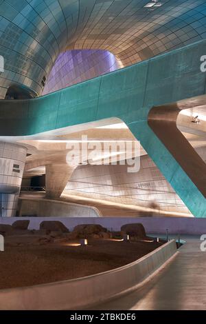 Arhitectural Perle, DDP │ Dongdaemun Design Plaza, Nachtblick auf moderne Fassade, Seoul, Südkorea Stockfoto