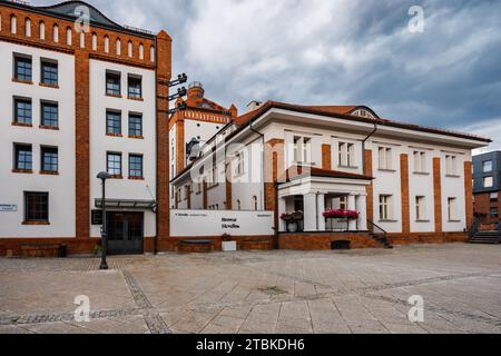 Danzig, Polen - 23. Juli 2023: Fassade des renovierten Aparthotels Hevelius Brewery mit Bäckerei und Restaurant daneben in der Gegend, in der sich die Brauerei befand Stockfoto