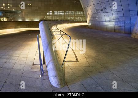 Arhitectural Perle, DDP │ Dongdaemun Design Plaza, Nachtblick auf moderne Fassade, Seoul, Südkorea Stockfoto