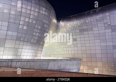 Arhitectural Perle, DDP │ Dongdaemun Design Plaza, Nachtblick auf moderne Fassade, Seoul, Südkorea Stockfoto