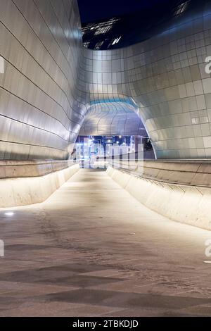 Arhitectural Perle, DDP │ Dongdaemun Design Plaza, Nachtblick auf moderne Fassade, Seoul, Südkorea Stockfoto