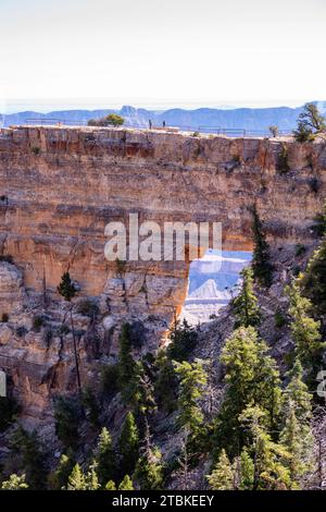 Foto von Angel's Window am Cape Royal, North Rim. Grand Canyon National Park, Arizona, USA. Stockfoto