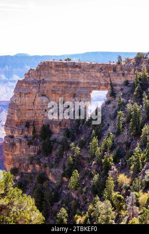 Foto von Angel's Window am Cape Royal, North Rim. Grand Canyon National Park, Arizona, USA. Stockfoto