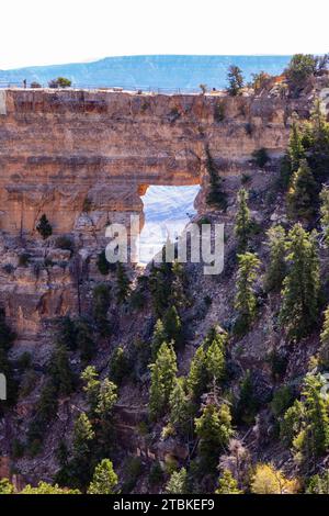 Foto von Angel's Window am Cape Royal, North Rim. Grand Canyon National Park, Arizona, USA. Stockfoto