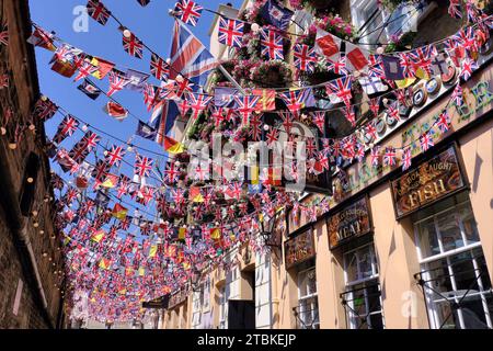 Greenwich: Bunte union-Jacks, Fahnen und Fahnen zur Krönung von König Charles in der Trafalgar Tavern, Greenwich, London, England, Großbritannien Stockfoto