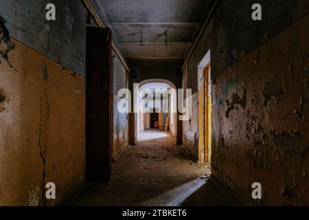 Dunkler gewölbter Gang in einem alten verlassenen Gebäude. Stockfoto