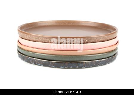 Stapel von bunten Platten auf weißem Hintergrund. Stockfoto