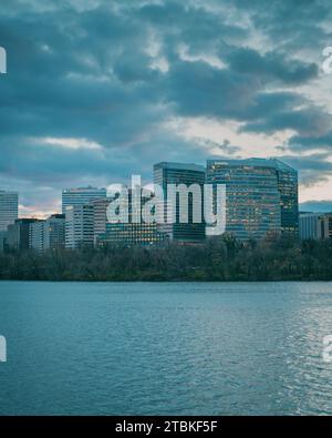 Blick auf die Skyline von Rosslyn und den Potomac River vom Georgetown Waterfront Park, Washington, District of Columbia Stockfoto