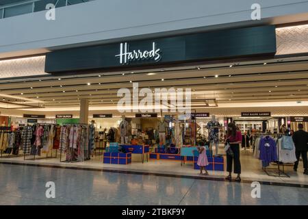 Ein Outlet von Harrods in Terminal 5, Heathrow Airport, London, Großbritannien. Stockfoto