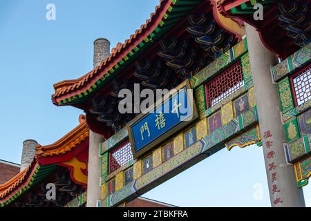 Vancouver, KANADA - 29. September 2023: Millennium Gate in der Pender Street auf Chinatown. Stockfoto