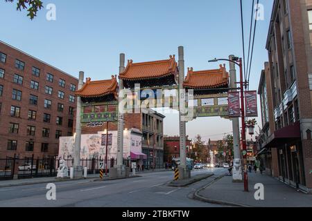 Vancouver, KANADA - 29. September 2023: Millennium Gate in der Pender Street auf Chinatown. Stockfoto