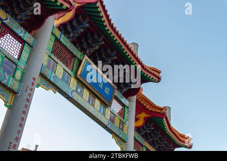 Vancouver, KANADA - 29. September 2023: Millennium Gate in der Pender Street auf Chinatown. Stockfoto