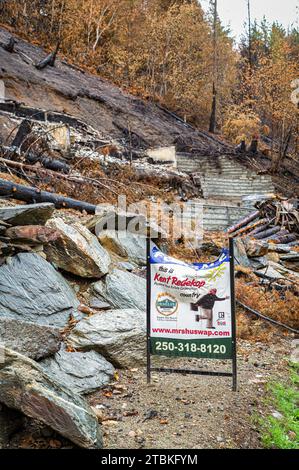 Ein beschädigtes Schild für Verkauf steht noch immer vor einem Haus, das beim Bush Creek East Feuer zerstört wurde, das durch die Gegend von North Shuswap fegte. Stockfoto
