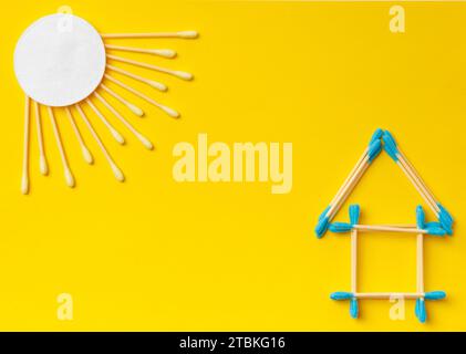 Zusammensetzung von Wattestäbchen und -Scheiben auf gelbem Hintergrund. Das Konzept umweltfreundlicher, natürlicher, biologisch abbaubarer Materialien, Hygieneartikel Stockfoto