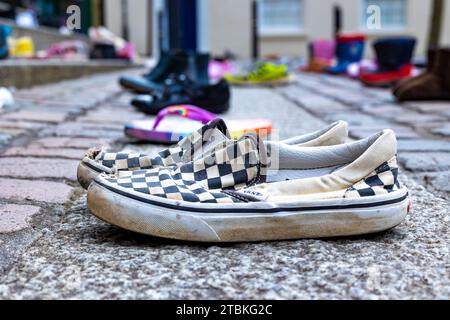 "Wir haben diese Schuhe vor der Kathedrale von Truro aufgegeben, wie unsere Abgeordneten Kinder verlassen haben" - die Schuhe repräsentieren die Trennung von Flüchtlingsfamilien. Stockfoto