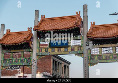 Vancouver, KANADA - 29. September 2023: Millennium Gate in der Pender Street auf Chinatown. Stockfoto