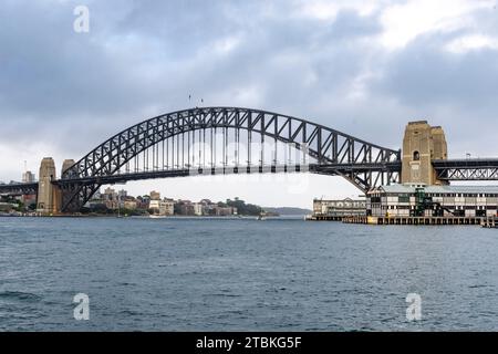 Sydney Harbor Bridge vom Hafen von Sydney Stockfoto