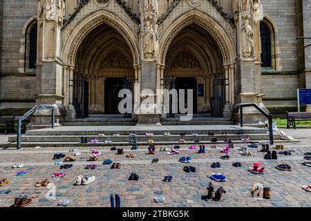 "Wir haben diese Schuhe vor der Kathedrale von Truro aufgegeben, wie unsere Abgeordneten Kinder verlassen haben" - die Schuhe repräsentieren die Trennung von Flüchtlingsfamilien. Stockfoto