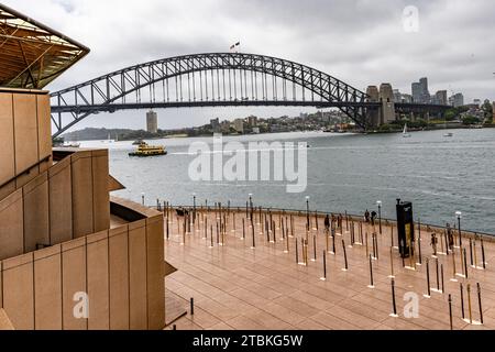 Sydney Harbor Bridge vom Hafen von Sydney Stockfoto