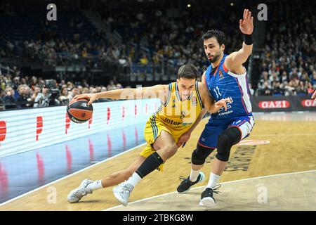 Berlin, Deutschland 07. Dezember 2023: Basketball EuroLeague - 2023/2024 - Alba Berlin gegen Anadolu Efes Istanbul im Bild: v. li. im Zweikampf Matteo Spagnolo (Alba Berlin), Erten Gazi (Anadolu Efes Istanbul) Stockfoto