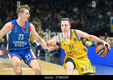 Berlin, Deutschland 07. Dezember 2023: Basketball EuroLeague - 2023/2024 - Alba Berlin gegen Anadolu Efes Istanbul im Bild: v. li. im Zweikampf Justus Hollatz (Anadolu Efes Istanbul), Justin Bean (Alba Berlin) Stockfoto