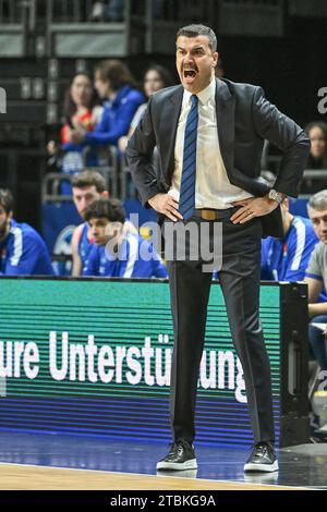 Berlin, Deutschland 07. Dezember 2023: Basketball EuroLeague - 2023/2024 - Alba Berlin gegen Anadolu Efes Istanbul im Bild: Erdem Can (Trainer Anadolu Efes Istanbul) Stockfoto