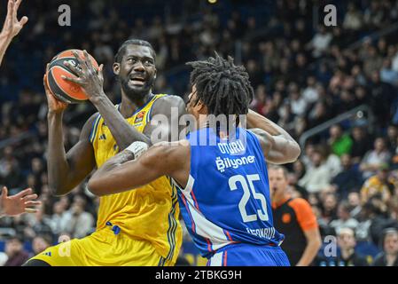 Berlin, Deutschland 07. Dezember 2023: Basketball EuroLeague - 2023/2024 - Alba Berlin gegen Anadolu Efes Istanbul im Bild: v. li. im Zweikampf Khalifa Koumadje (Alba Berlin), Daniel Oturu (Anadolu Efes Istanbul) Stockfoto