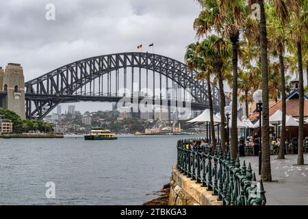 Sydney Harbor Bridge vom Hafen von Sydney Stockfoto