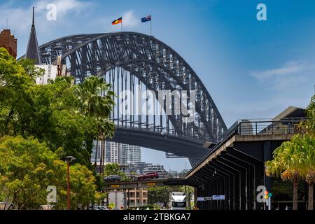 Sydney Harbor Bridge vom Hafen von Sydney Stockfoto