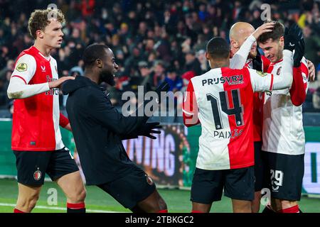 ROTTERDAM, NIEDERLANDE - 7. DEZEMBER: Santiago Gimenez (Feyenoord Rotterdam), Igor Paixao (Feyenoord Rotterdam), Lutshare Geertruida (Feyenoord Rotter Stockfoto